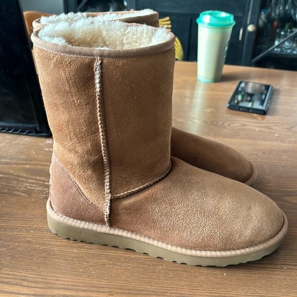 Uggs Classic Short in Chestnut, WMS 10 - Picture 1 of 6